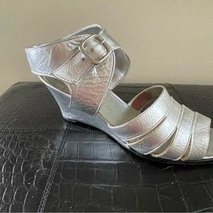 TWO LIPS WEDGED SANDALS